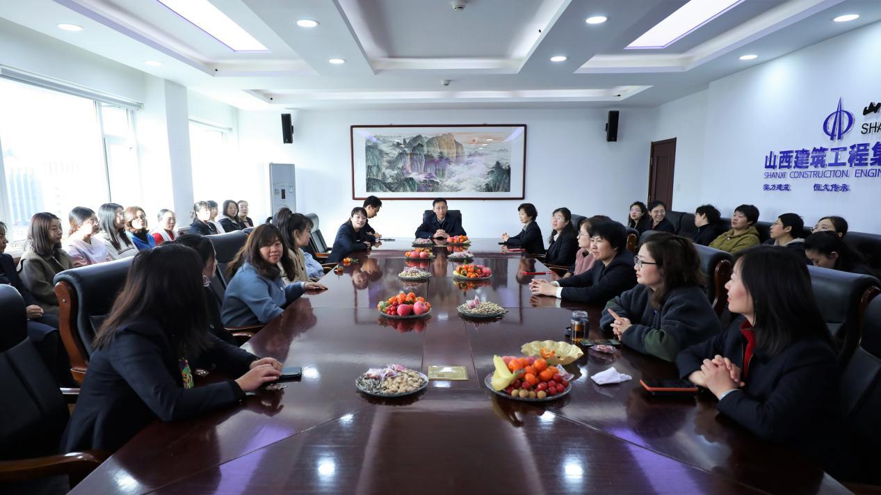 ɽ����Ͷ�������ſ�չ��ף�����˸�Ů�ڡ������˶�