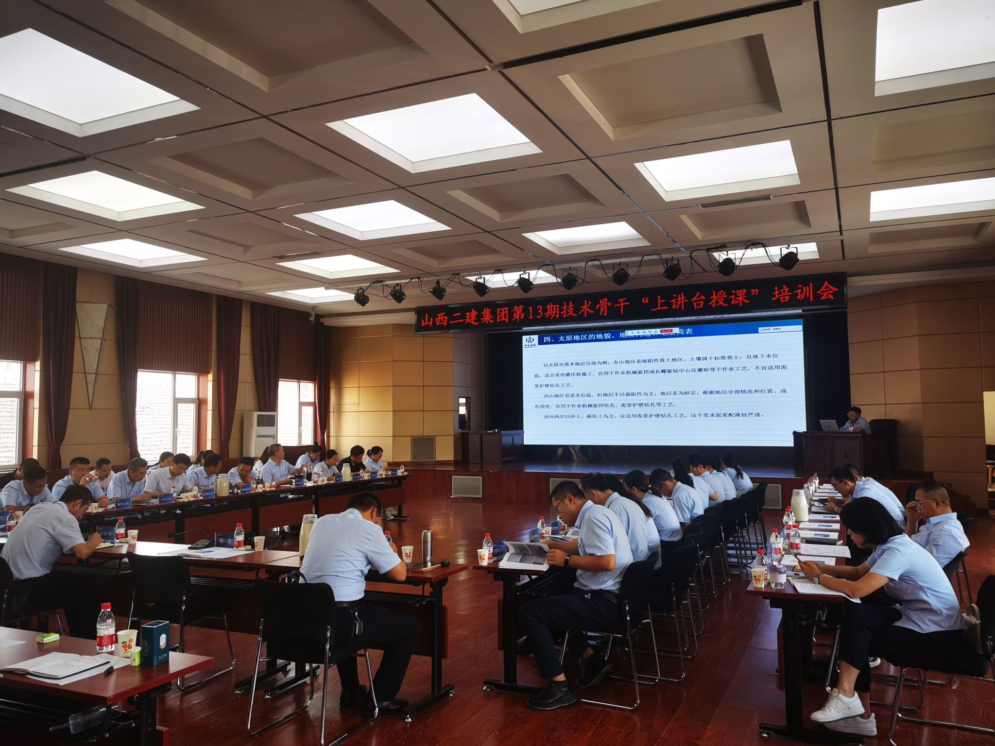 ɽ����Ͷ���������ٿ���ʮ���ڼ��������Ͻ�̨�ڿ���ѵ�߹�Ħ��