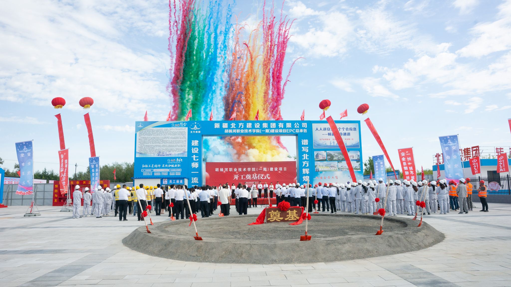 ɽ����Ͷ�ܳа���˾�н��ĺ����ְҵ����ѧԺ��һ�ڣ��±�����Ŀ���е�ڨ��ʽ