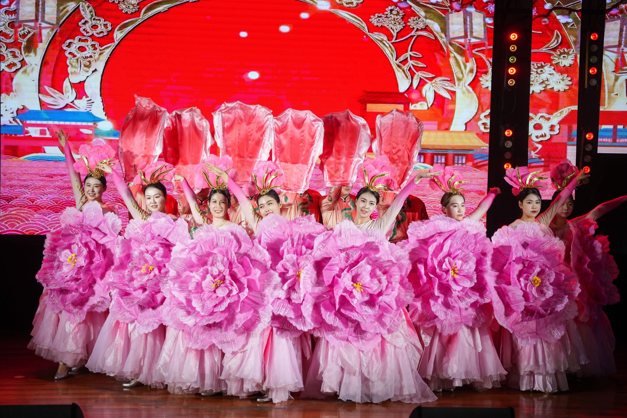 ɽ����Ͷ�������ż�Эͬ��λ�ٰ�ӭ������������