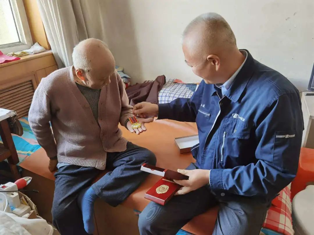 ɽ����Ͷ�Ľ������쵼����ο�ʿ���Ԯ����ͬ־