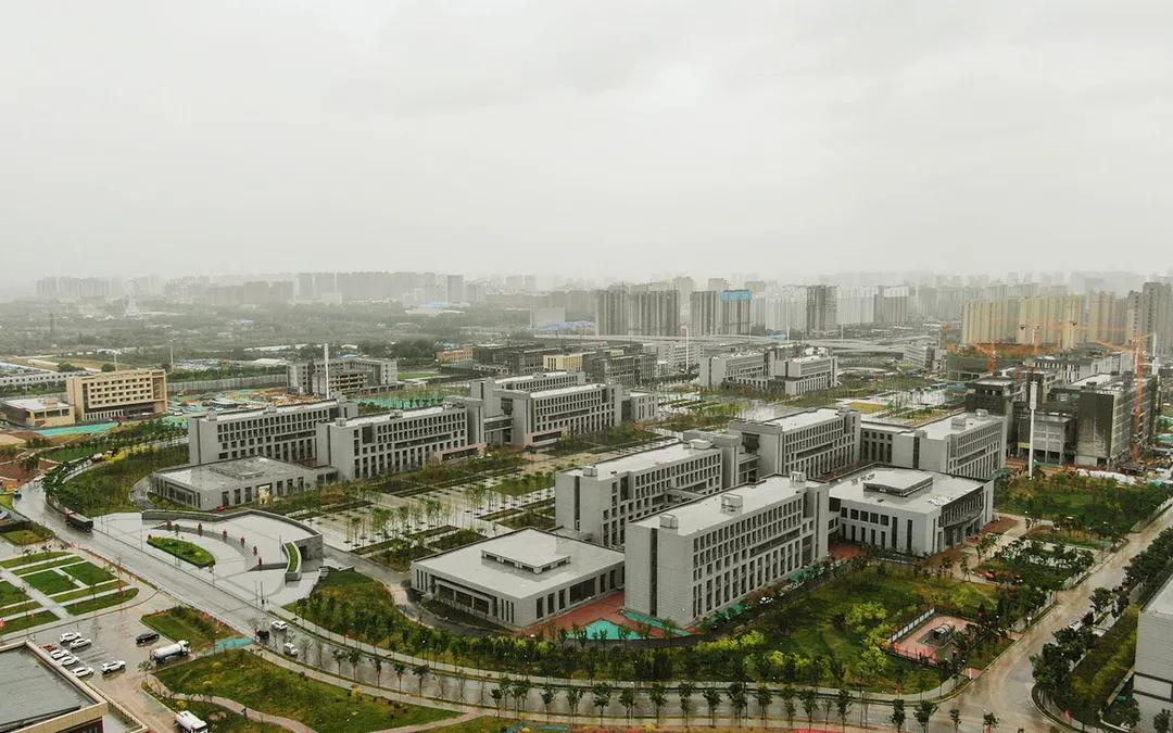 ɽ����Ͷ�ܳа�������ְҵ����ѧԺ��У����Ŀ��һ�����幤�̿�������ȫ��ͨ��