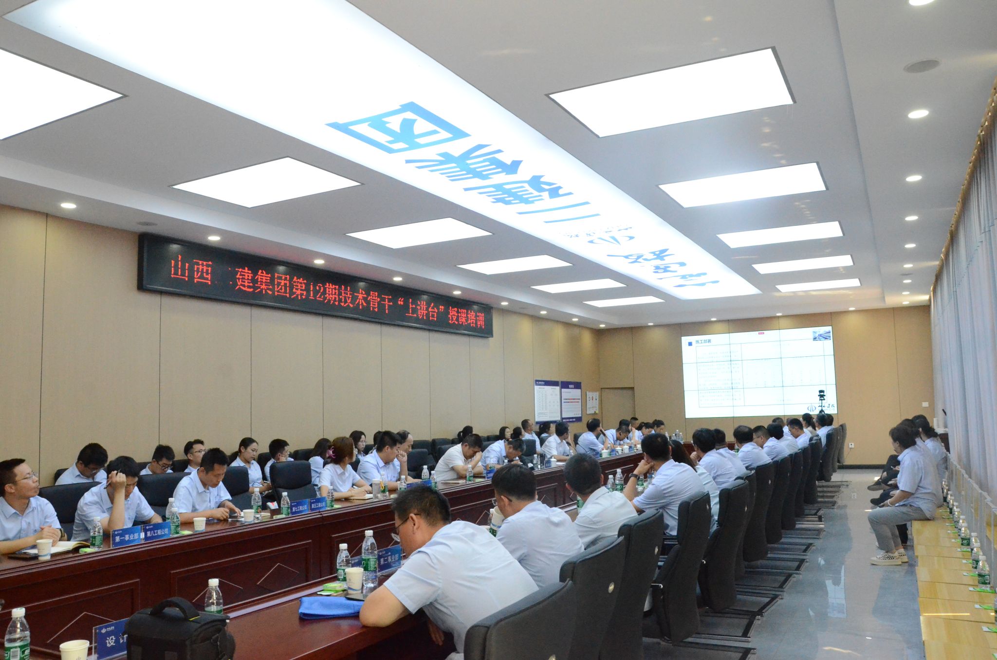 ɽ����Ͷ���������ٿ���ʮ���ڼ��������Ͻ�̨�ڿ���ѵ�߹�Ħ��