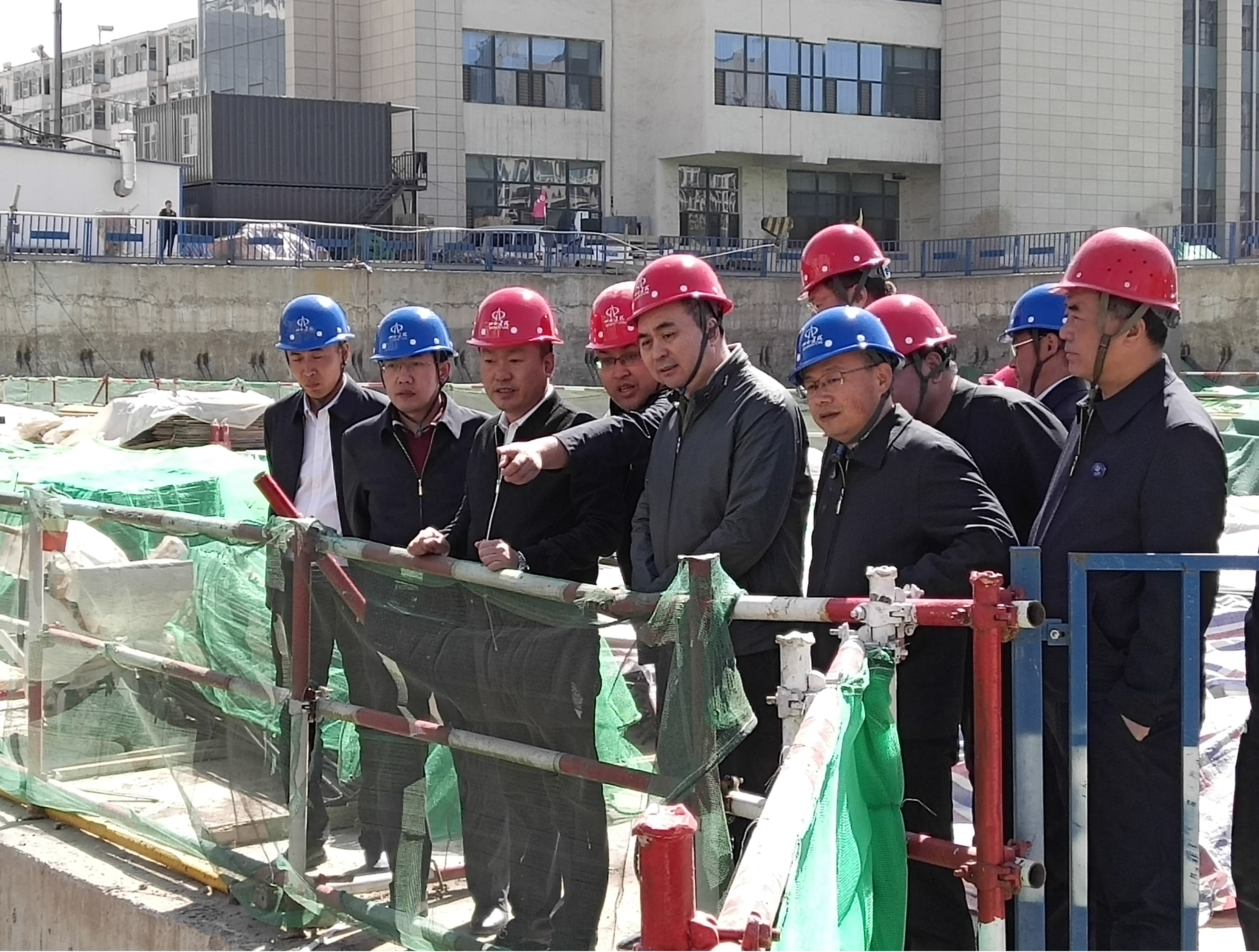 ɽ����Ͷ�쵼�Լ����ص���Ŀ��չ�����������