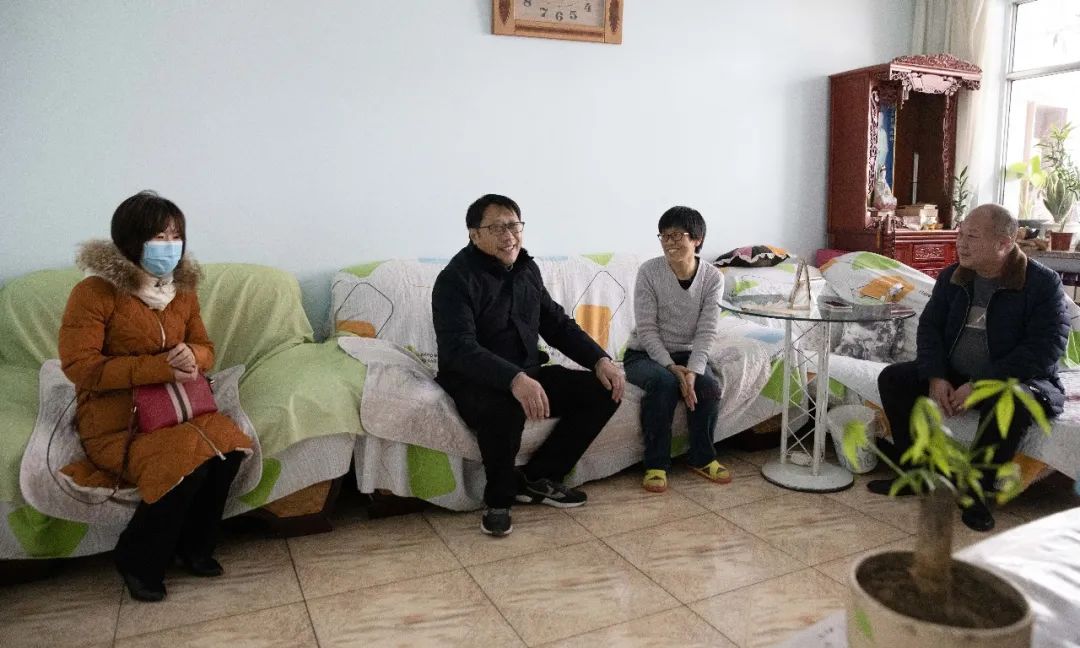 ɽ����Ͷ��������ο���ϵ�Ա�����ѵ�Ա