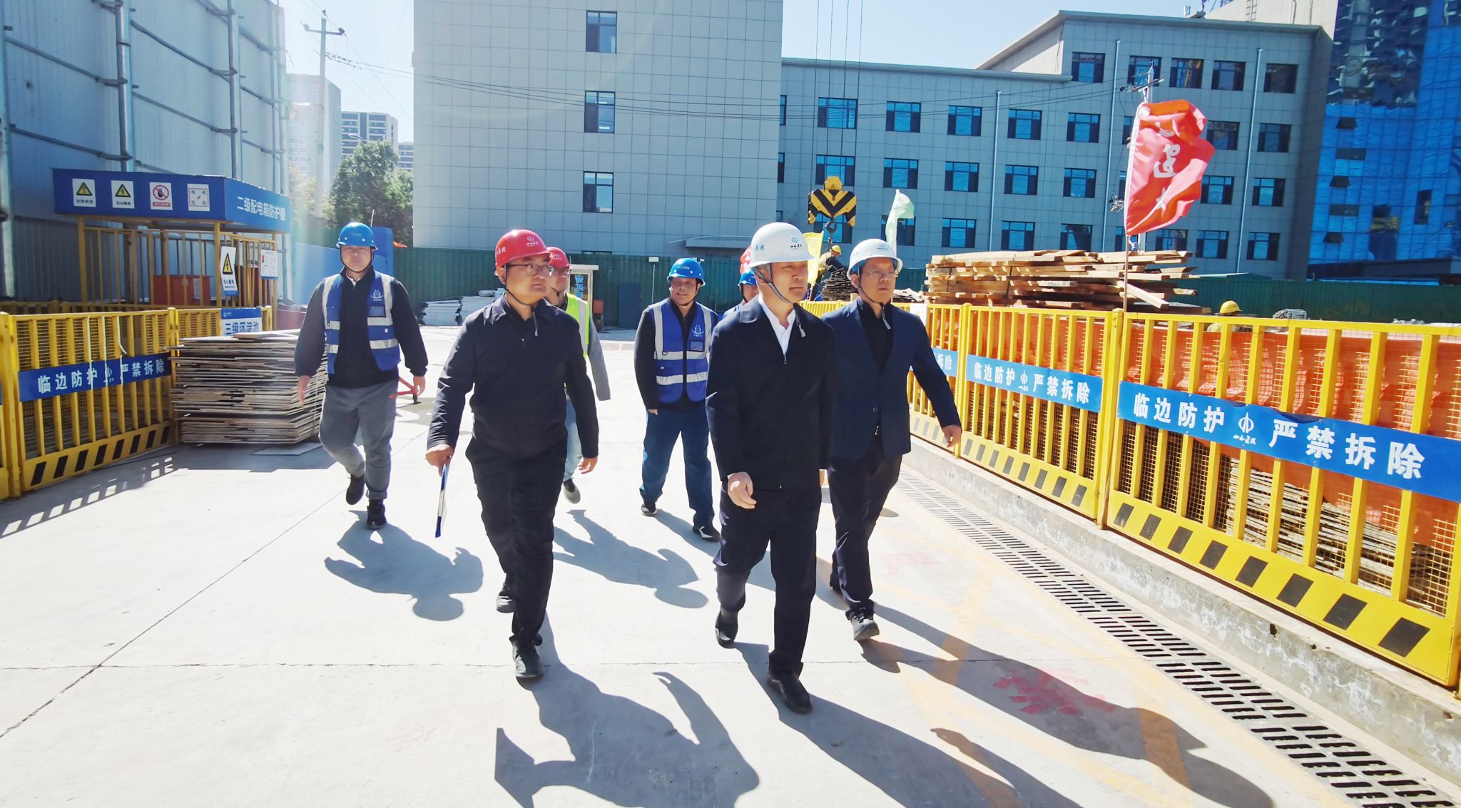 ɽ����Ͷ�����쵼����һ�߿�չ��������������