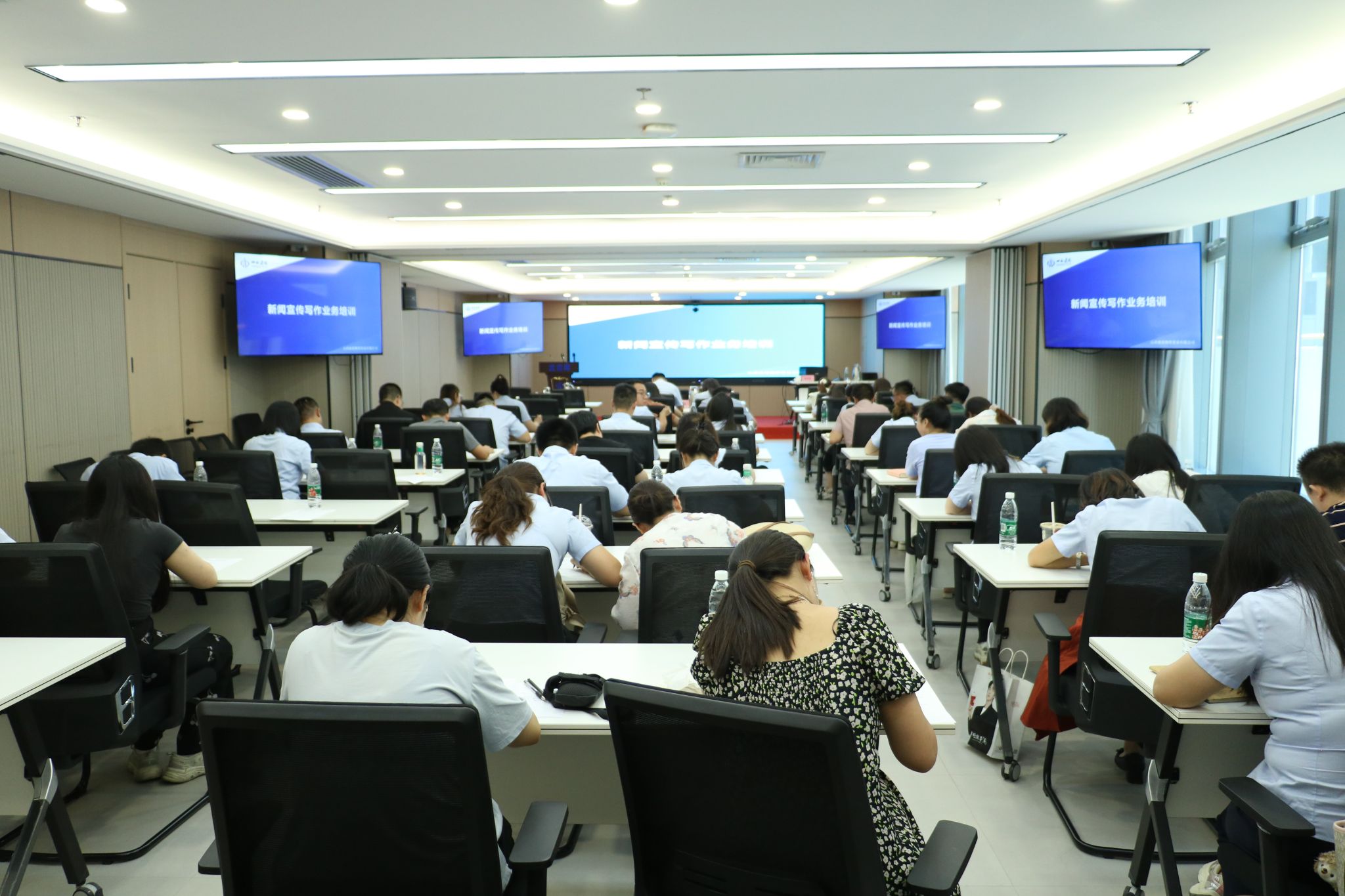 ɽ����Ͷ������ѯ��˾�����ֵܵ�λ��չ��������д��ҵ����ѵ