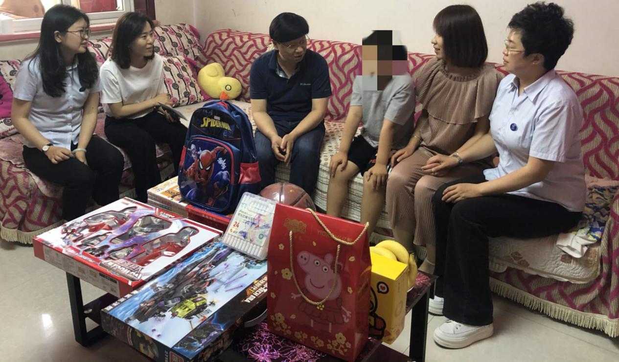 ɽ����Ͷ�������ſ�չ����һ������ְ����Ůο��